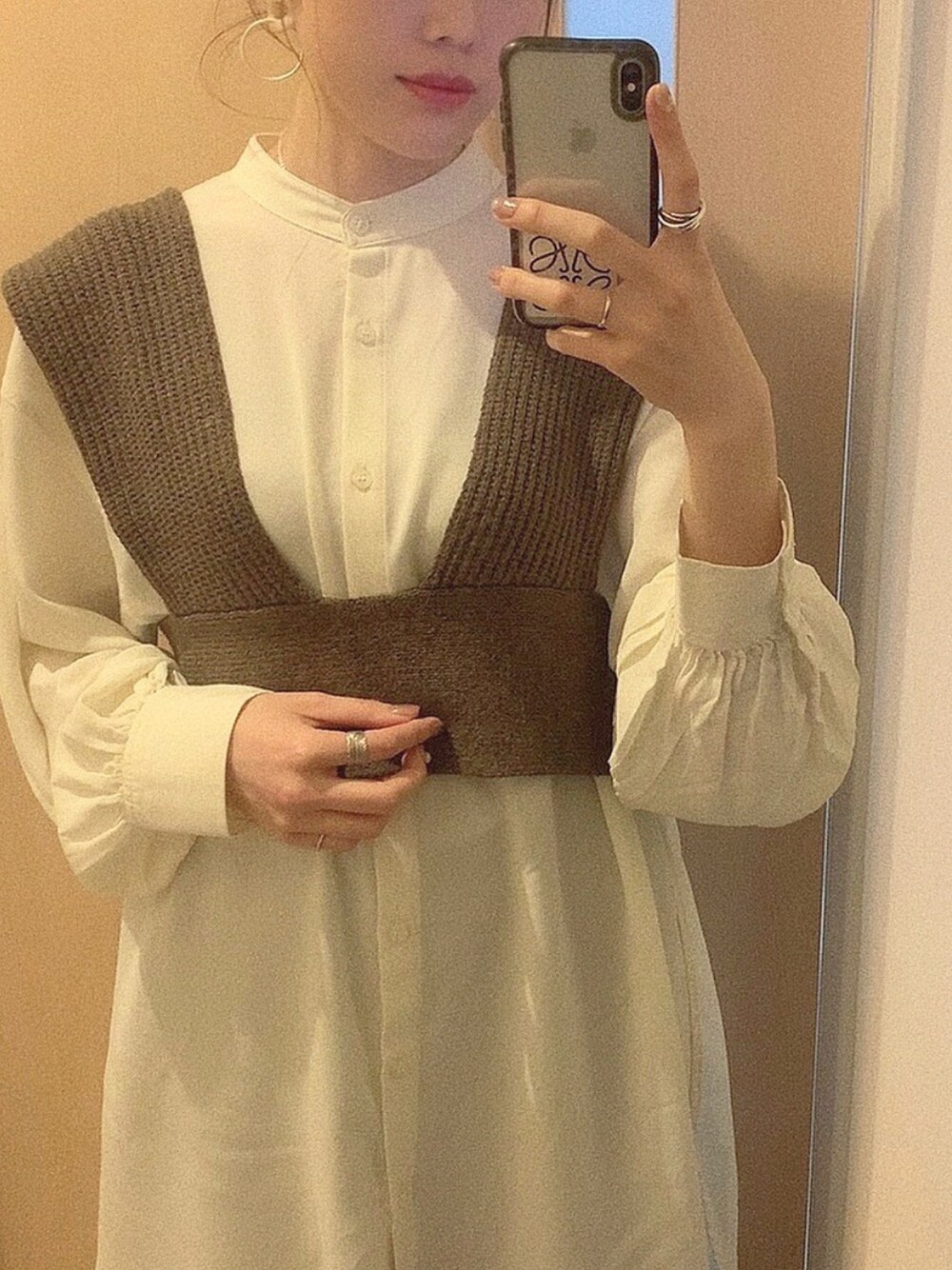 ブラウン系のベスト、ホワイト系のシャツ/ブラウスを着用したレディースの春コーディネートの1枚目の写真