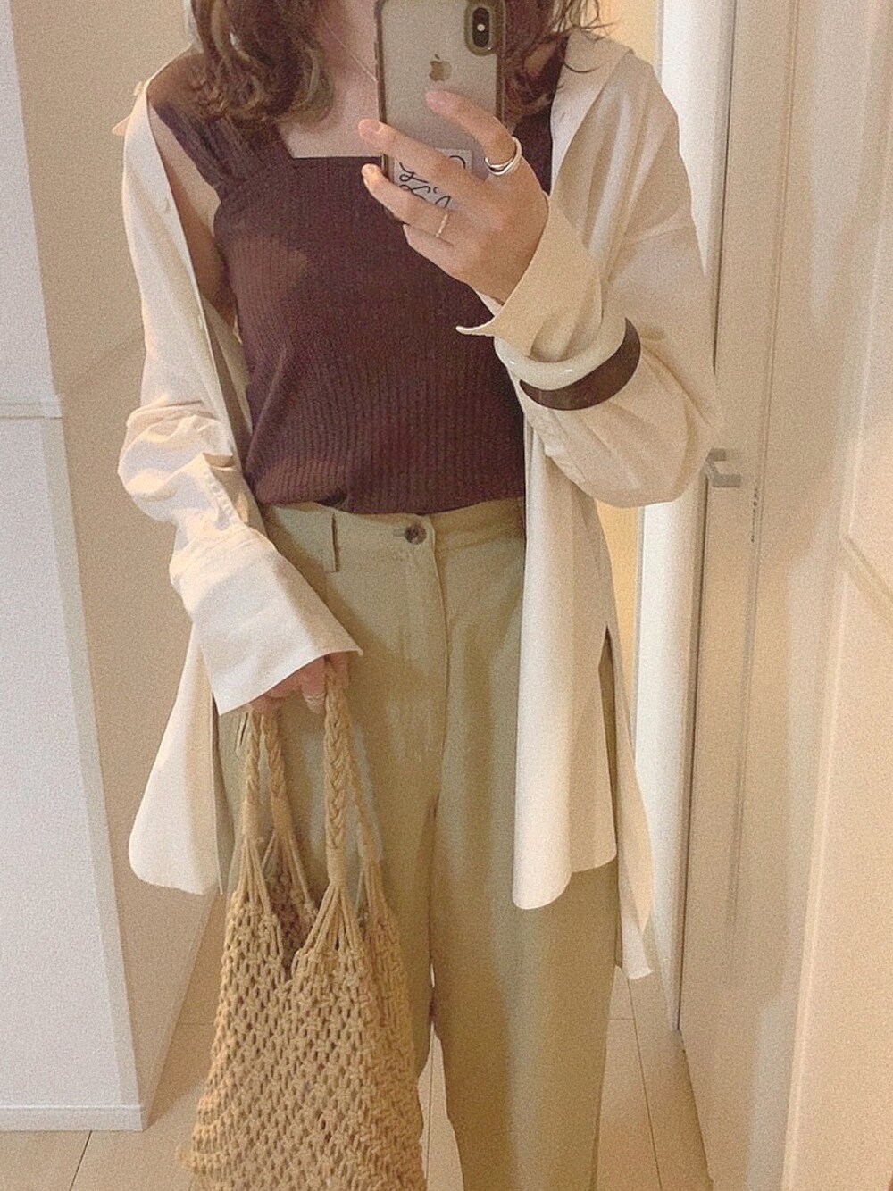 「23区、TODAYFUL、ciaopanicTYPY、チャオパニックティピー(CIAOPANIC TYPY)、シャツ、シャツコーデ、ノースリーブ、春夏コーデ、春コーデ、スラックス」｜「TODAYFULのアイテム（パンツ、ベージュ系）」を使った、モモコさん（レディース・166cm）の春コーディネートの1枚目の写真