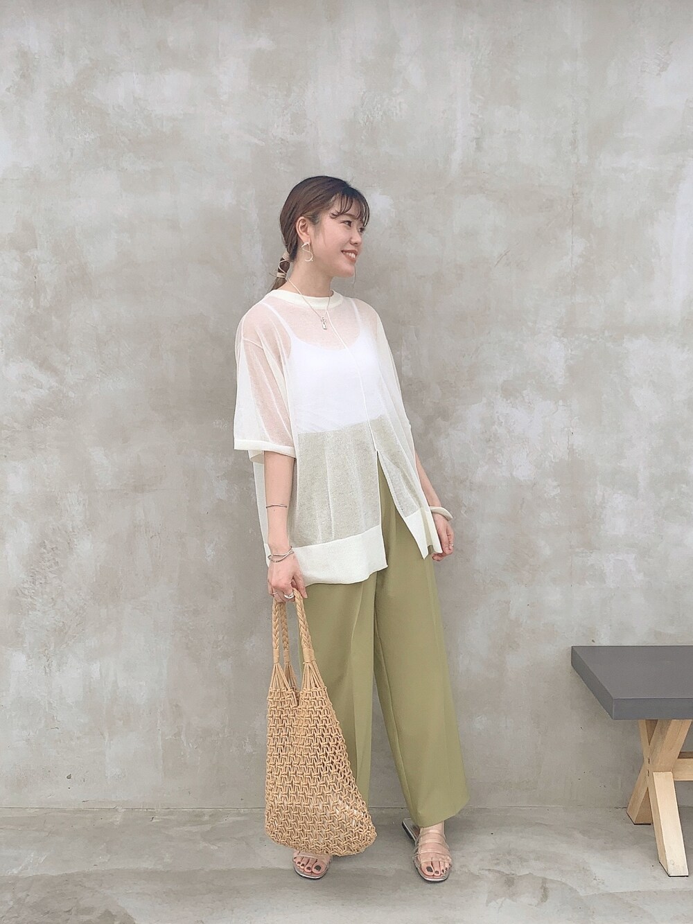 「LOWRYS FARM、LOWRYSFARM、ローリーズファーム(LOWRYS FARM)、夏コーデ、カラーパンツ、グリーン、カラーコーデ、シースルー、シースルートップス、ゆったりコーデ」｜「LOWRYS FARMのアイテム（Tシャツ/カットソー、ベージュ系）」を使った、モモコさん（レディース・166cm）の春コーディネートの1枚目の写真