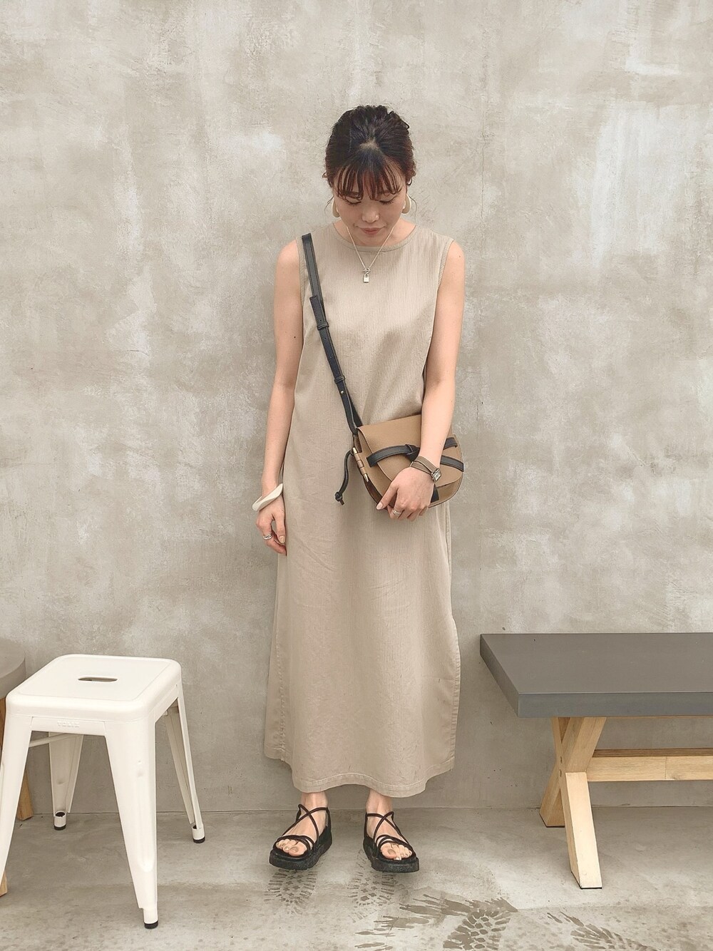 「ワンピース、ワンピースコーデ、ベージュ、ベージュコーデ、大人コーデ、夏コーデ、ノースリーブ、LOEWE、TODAYFUL」｜「TODAYFULのドビーストライプスリットドレス（ワンピース、ベージュ系）」を使った、モモコさん（レディース・166cm）の夏コーディネートの1枚目の写真