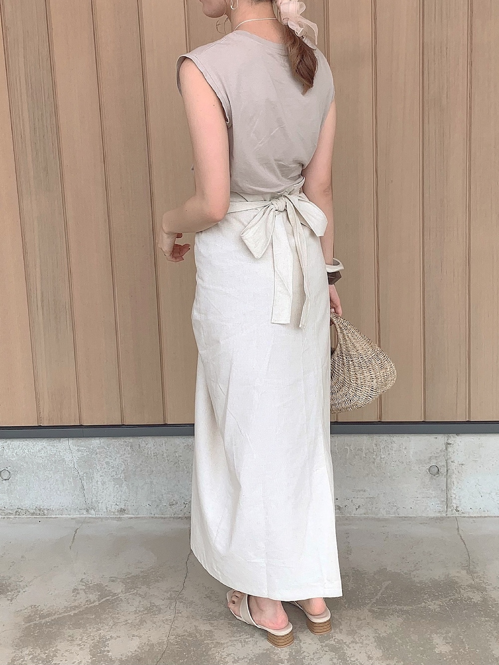 「巻きスカート、ラップスカート、リネン、リネンスカート、淡色コーデ、夏コーデ、ノースリーブ、プチプラコーデ、プチプラ、リエディ」｜「CIAOPANIC TYPYのアイテム（Tシャツ/カットソー、ベージュ系）」を使った、モモコさん（レディース・166cm）の夏コーディネートの1枚目の写真
