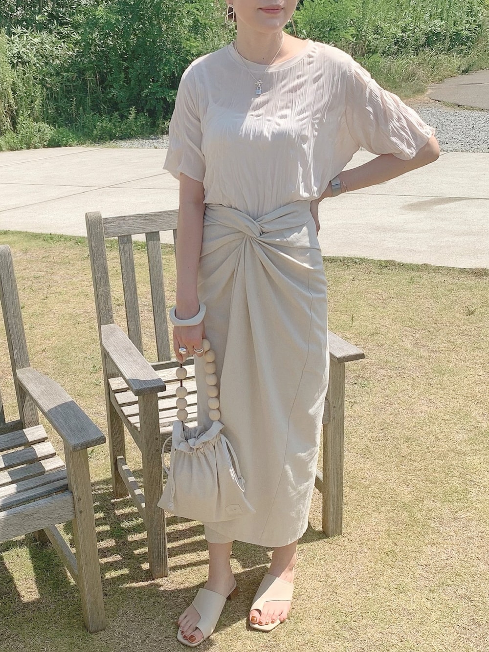「ベージュ、夏コーデ、flen、リエディ、リエディ(Re:EDIT)、ラップスカート、巻きスカート、スカート、韓国ファッション、韓国ブランド」｜「flenのアイテム（Tシャツ/カットソー、ベージュ系）」を使った、モモコさん（レディース・166cm）の秋コーディネートの1枚目の写真