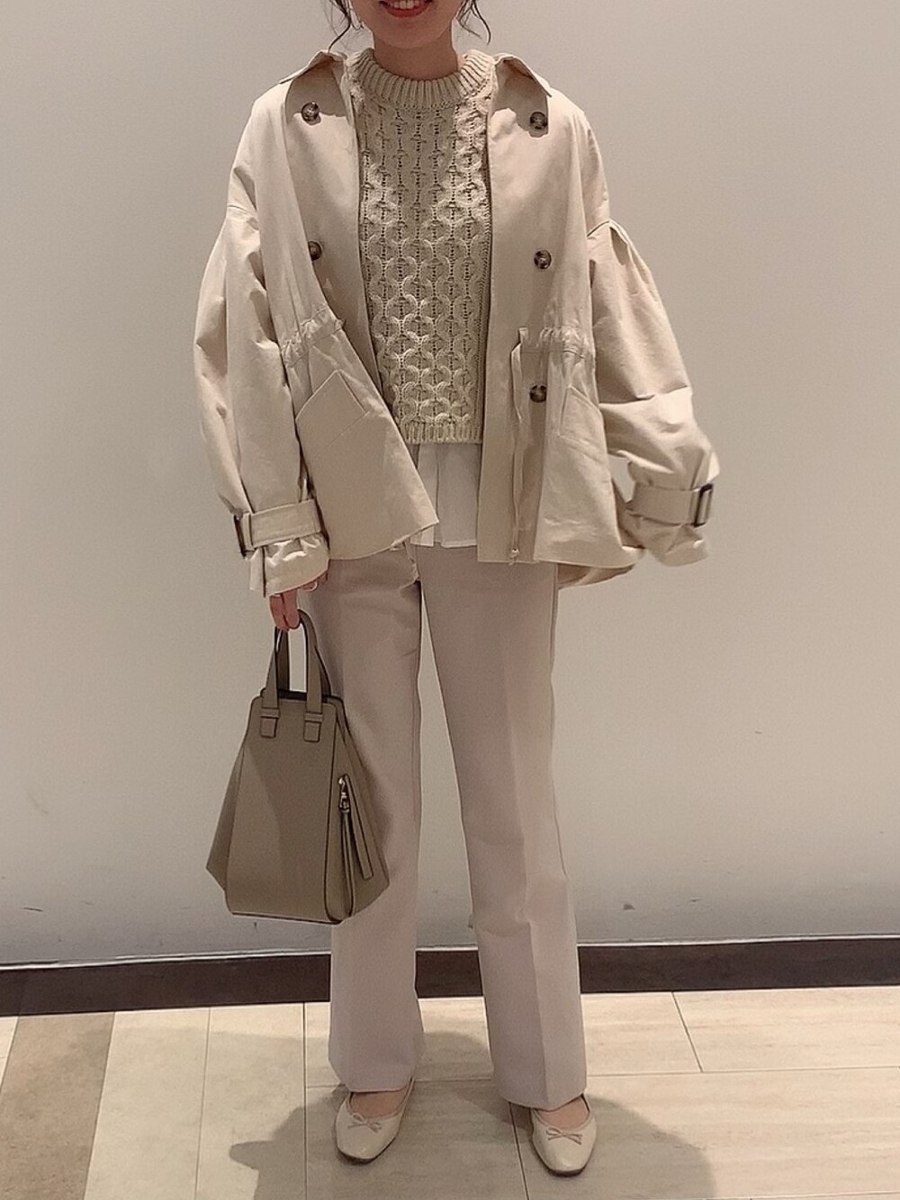 「LOEWE、ハンモックバッグ、ロエベ、willfully、トレンチコート、スラックス、ベージュコーデ、ニットベスト、ニット、ホワイトコーデ」｜「willfullyのアイテム（トレンチコート、ベージュ系）」を使った、モモコさん（レディース・165cm）の秋コーディネートの1枚目の写真