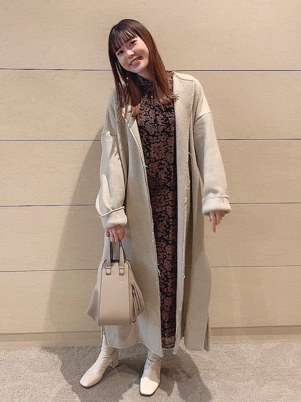 「TODAYFUL、BLACKBYMOUSSY、JUNOAH、ロングコート、ワンピース、ワンピースコーデ、コート、ブーツ、LOEWE、大人コーデ」｜「TODAYFULのジョーゼットリーフドレス（ワンピース、ブラック系）」を使った、モモコさん（レディース・165cm）の冬コーディネートの1枚目の写真