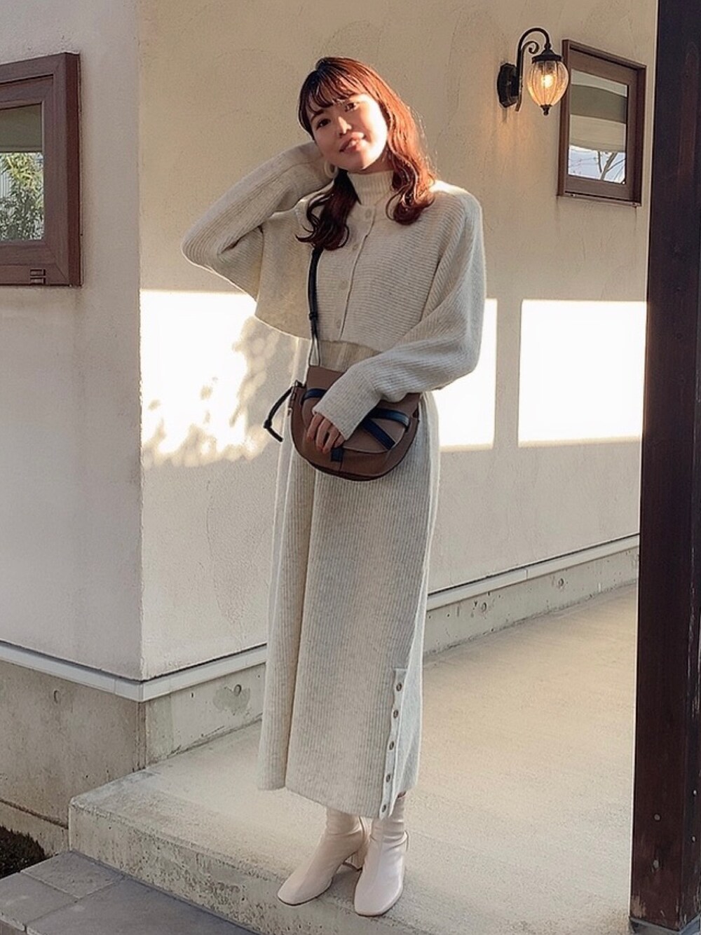 「ホワイトコーデ、willfully、LOEWE、ワンピース、ワンピースコーデ、ニット、ニットワンピース、ニットコーデ、カーディガン、ニットカーディガン」｜「LOEWEのLoewe - Gate Small Grained Leather Cross Body Bag - Womens - Brown Multi（ショルダーバッグ、ブラウン系）」を使った、モモコさん（レディース・165cm）の冬コーディネートの1枚目の写真