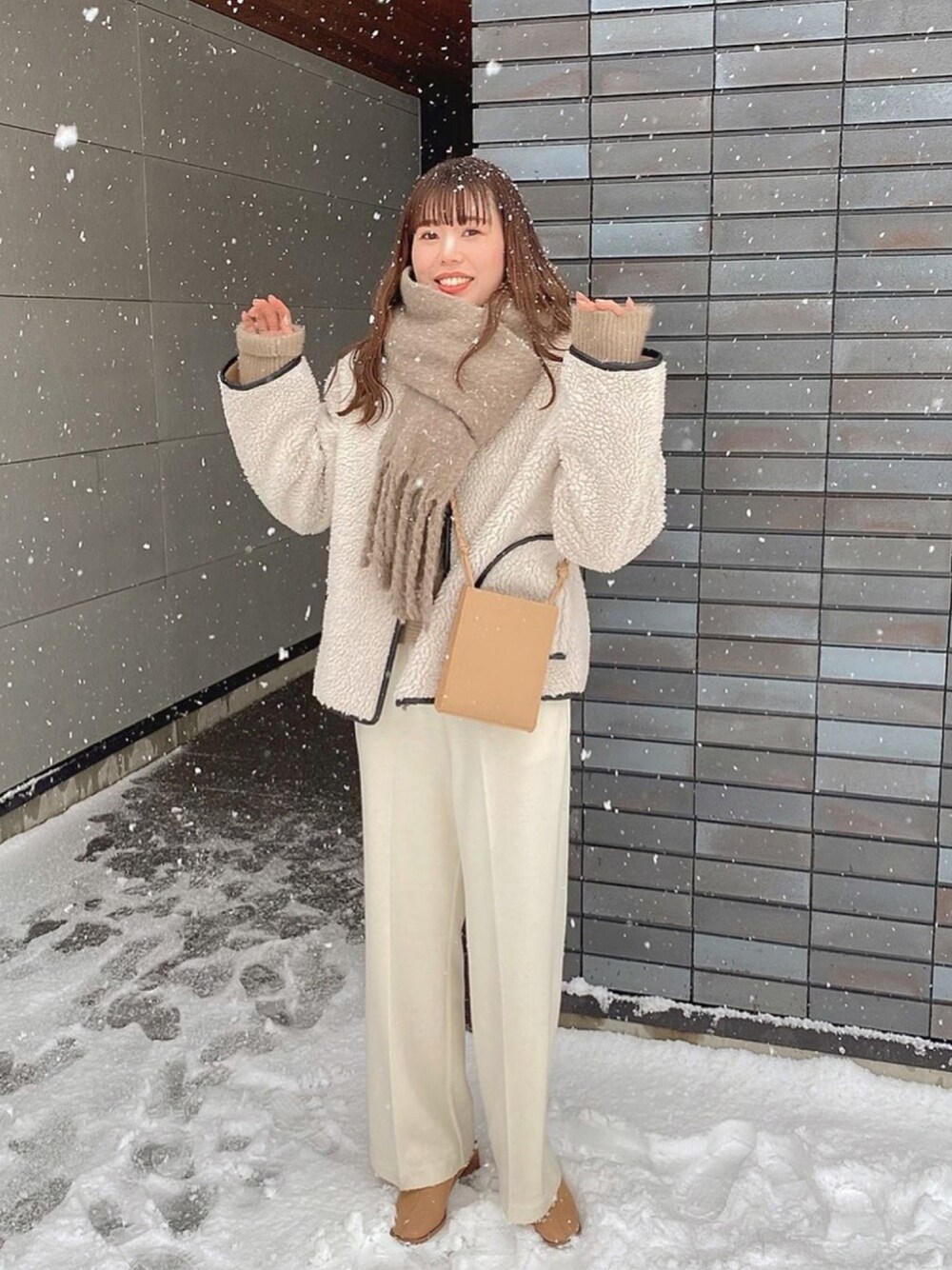 「冬コーデ、マフラー、ボアジャケット、ボアブルゾン、あったかコーデ、ホワイトコーデ、TODAYFUL、スウェットパンツ、スラックス、ワントーンコーデ」｜「TODAYFULのTODAYFUL(トゥディフル) ''Piping Boa Blouson''／ボアブルゾン 11820205（ブルゾン、ホワイト系）」を使った、モモコさん（レディース・165cm）の冬コーディネートの1枚目の写真