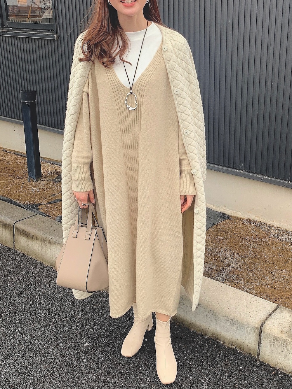 「私の推しブランド、TODAYFUL、Vネック、Vネックニット、深Vネック、ニットワンピース、ワンピース、VACANCY、LOEWE、ベージュコーデ」｜「VACANCYの【VACANCY】Ｖネックニットワンピース（ワンピース、ベージュ系）」を使った、モモコさん（レディース・165cm）の冬コーディネートの1枚目の写真