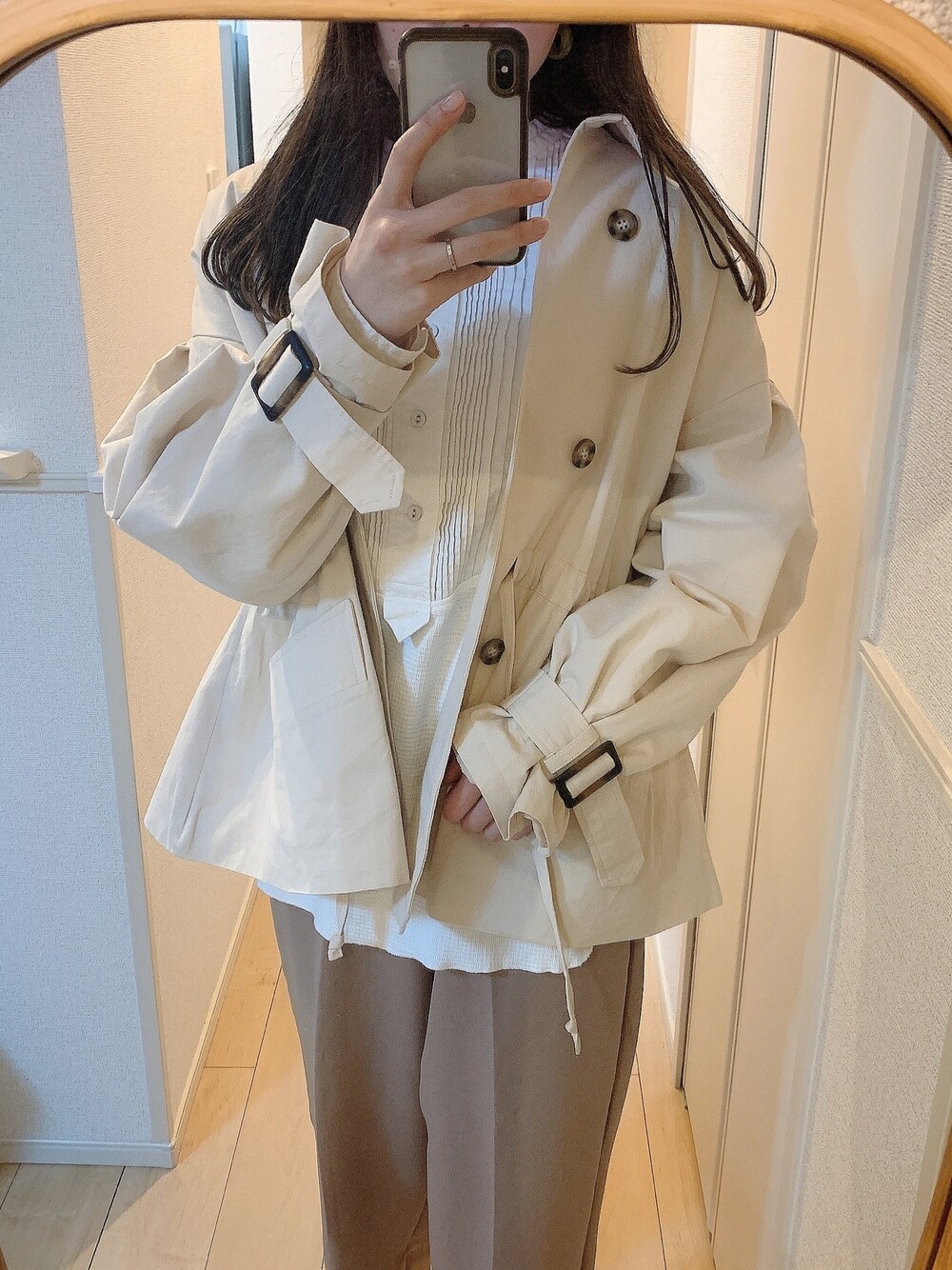 「TODAYFUL、willfully、ドレスシャツ、サーマル、春コーデ、春アウター、トレンチコート、トレンチ、スラックス、ショートトレンチ」｜「TODAYFULのピンタックサーマル（Tシャツ/カットソー、ホワイト系）」を使った、モモコさん（レディース・165cm）の冬コーディネートの1枚目の写真