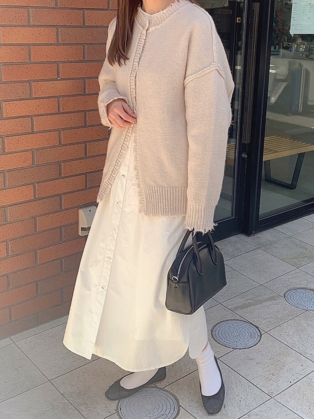 「TODAYFUL、シャツワンピ、シャツワンピース、春コーデ、ロングシャツ、カーディガン、willfully、ワンピース、バレエシューズ、白シャツ」｜「TODAYFULのロウゲージニットカーディガン（カーディガン/ボレロ、ベージュ系）」を使った、モモコさん（レディース・165cm）の春コーディネートの1枚目の写真