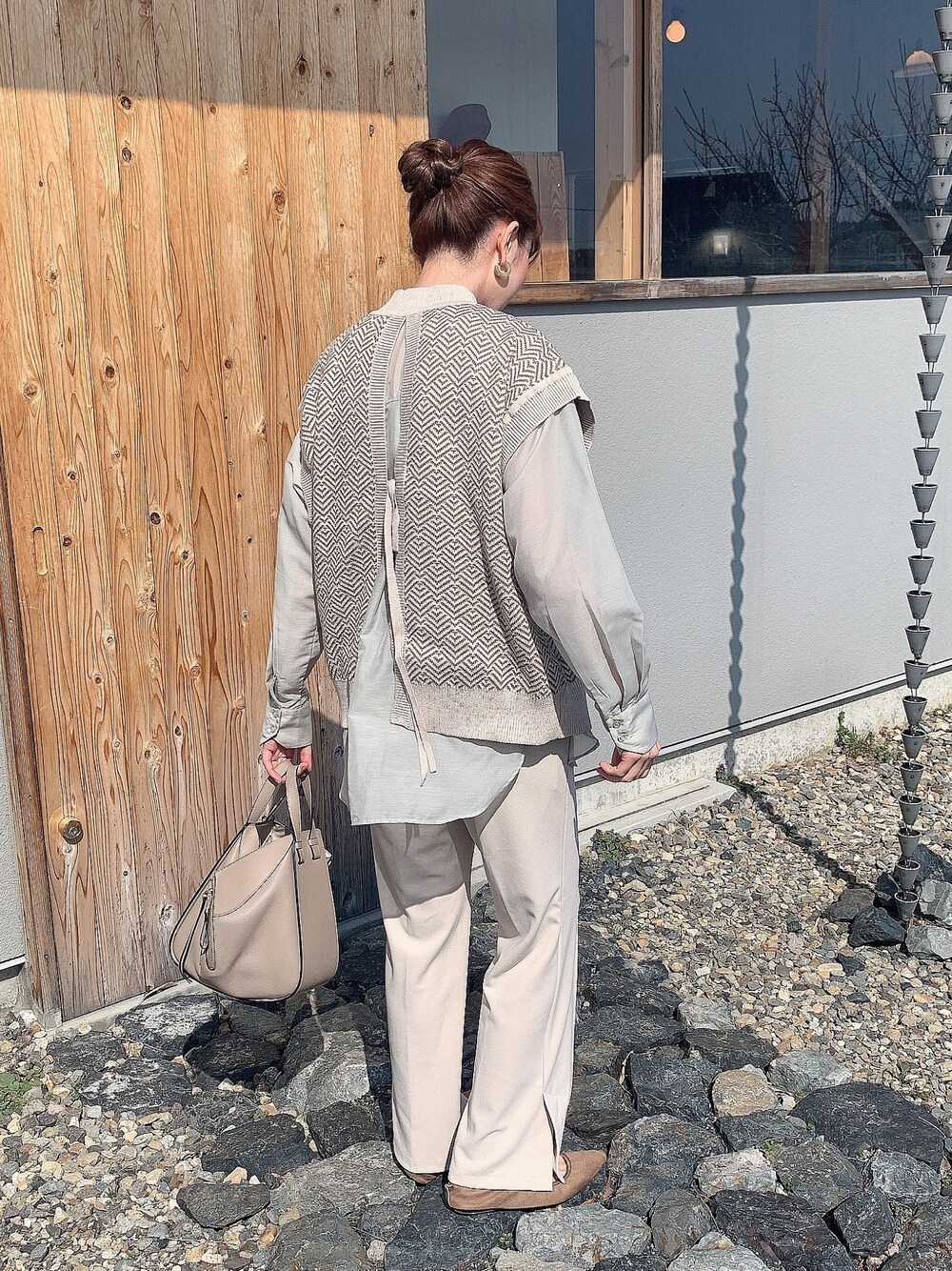 「CLANE、ベージュコーデ、淡色コーデ、ニットベスト、ベスト、シアーシャツ、シースルートップス、シアートップス、春めきシューズ、スラックス」｜「CLANEのアイテム（ベスト、ベージュ系）」を使った、モモコさん（レディース・165cm）の春コーディネートの1枚目の写真