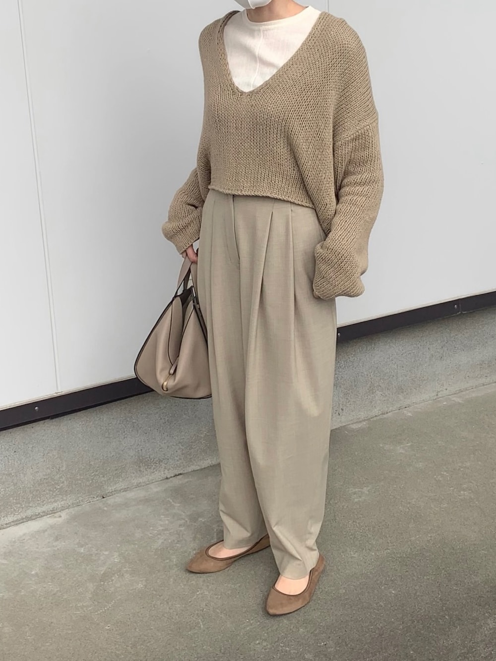 「ベージュコーデ、LOEWE、ロエベハンモック、Vネックニット、Vネック、深Vネック、淡色コーデ、春めきシューズ、ワントーンコーデ、春ニット」｜「TODAYFULのハイウエストタックトラウザース（その他パンツ、ベージュ系）」を使った、モモコさん（レディース・165cm）の春コーディネートの1枚目の写真