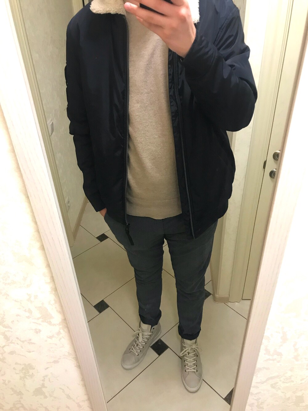 「ALLSAINTSのアイテム（カーディガン/ボレロ、ベージュ系）」を使った、Vladisav Bazhenovさん（メンズ・196cm）の春コーディネートの1枚目の写真