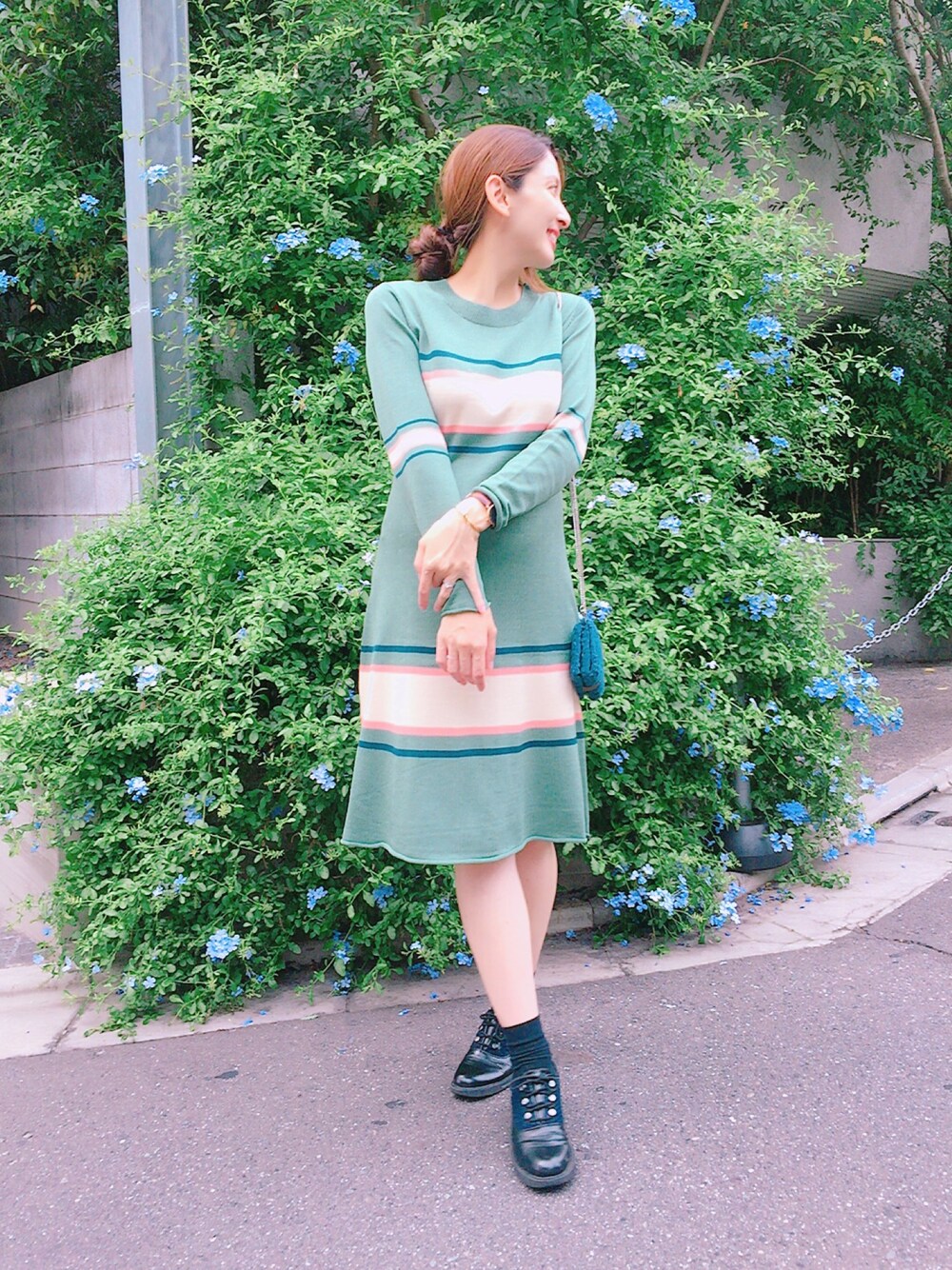 「LAYMEE、秋コーデ、シンプルコーデ、ラフスタイル、オトナ女子、秋服、ニットワンピース、グリーン」｜「LAYMEEのStanley knit onepiece（ニット/セーター、グリーン系）」を使った、【Muel Chic】中村沙織さん（レディース・162cm）の秋コーディネートの1枚目の写真