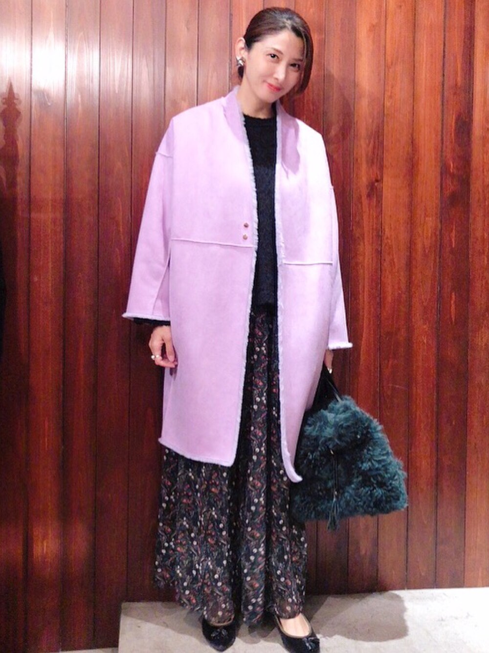 「ストリート服が好き、カジュアル、オトナカジュアル、秋、休日コーデ、大人コーデ、カラーコート、リバーシブル、LAYMEE」｜「LAYMEEのMonte fur coat / モンテファーコート（ムートンコート、パープル系）」を使った、【Muel Chic】中村沙織さん（レディース・162cm）の秋コーディネートの1枚目の写真