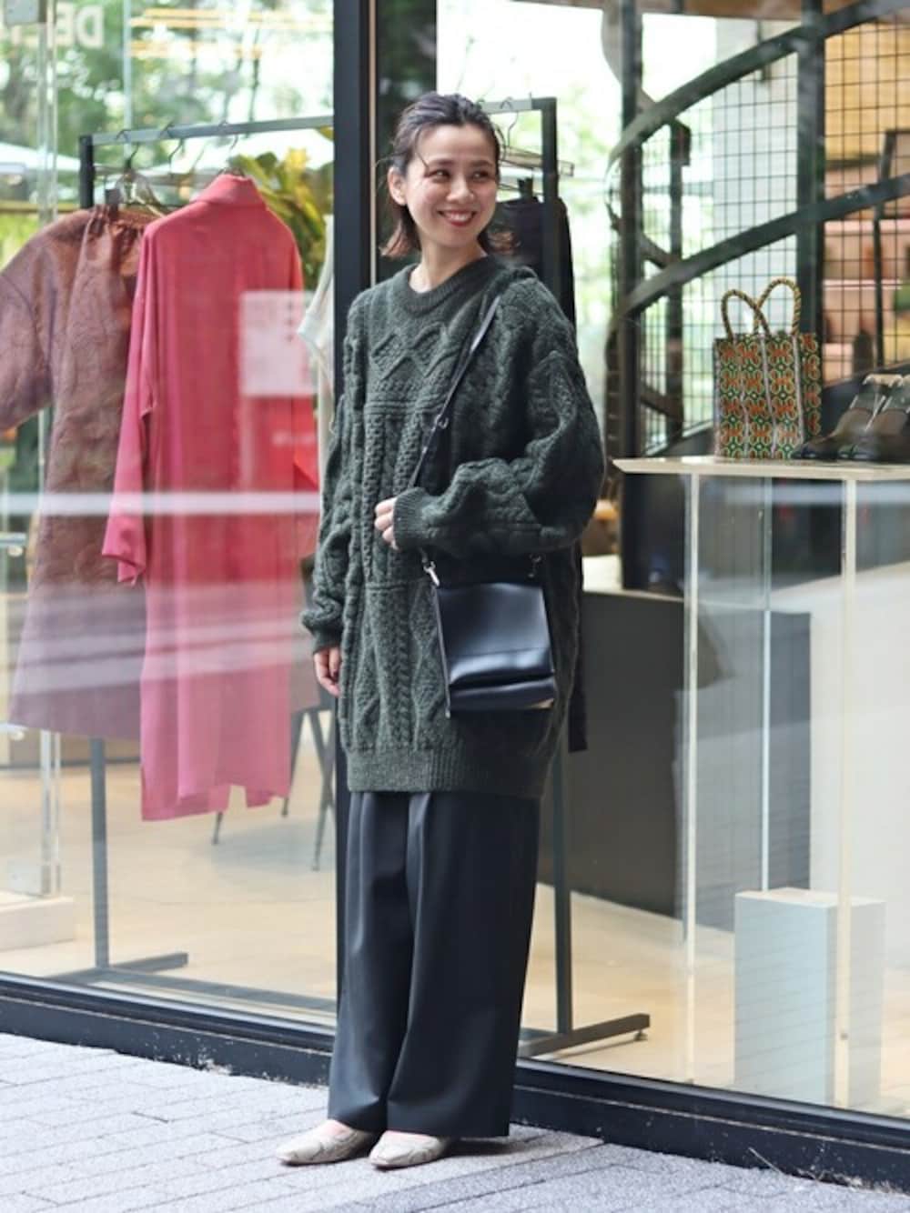 ベージュ系のその他シューズ、ブラック系のショルダーバッグを着用したレディースの秋コーディネートの1枚目の写真