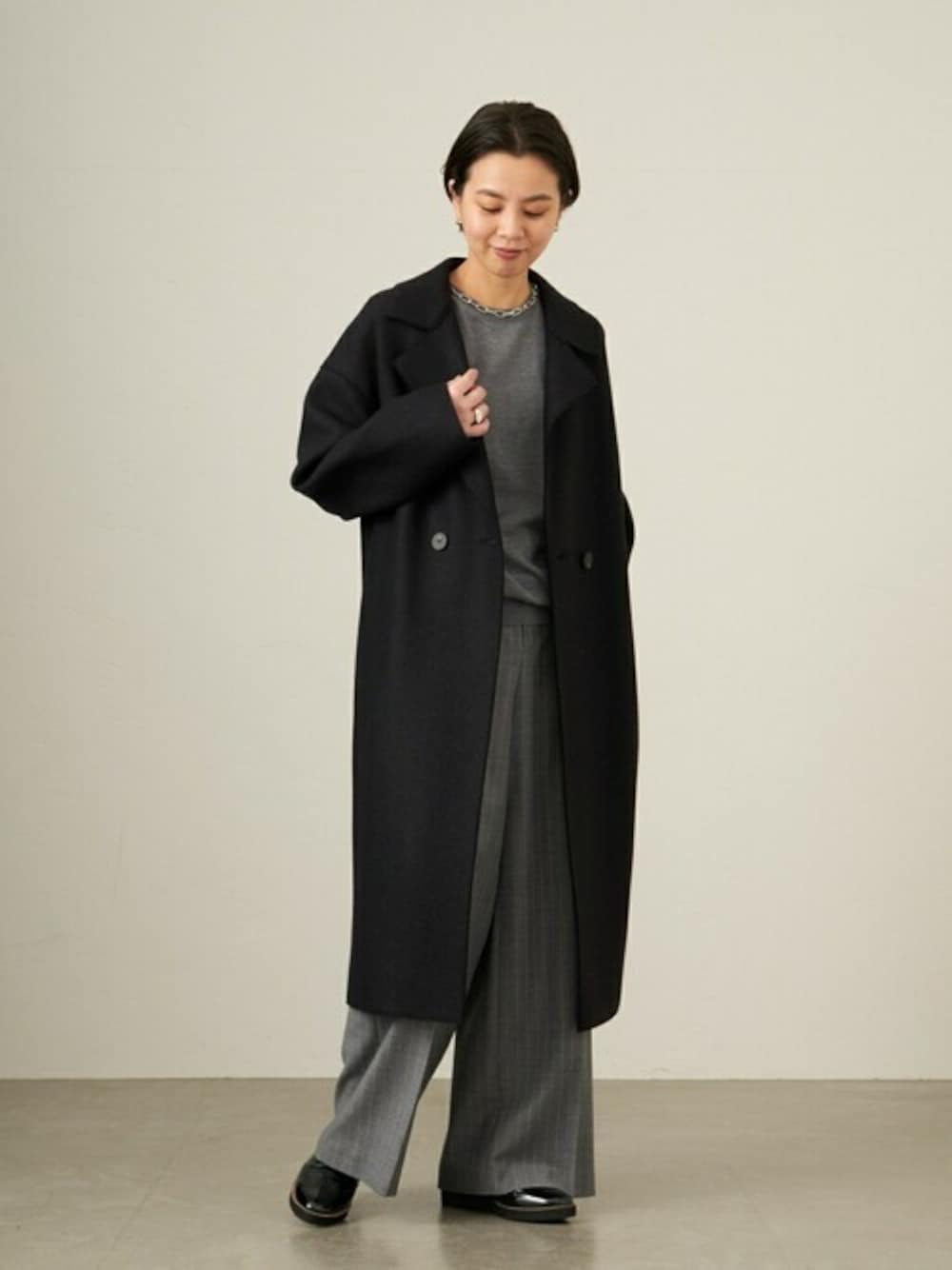 ブラック系のその他シューズを着用したレディースの秋コーディネートの1枚目の写真