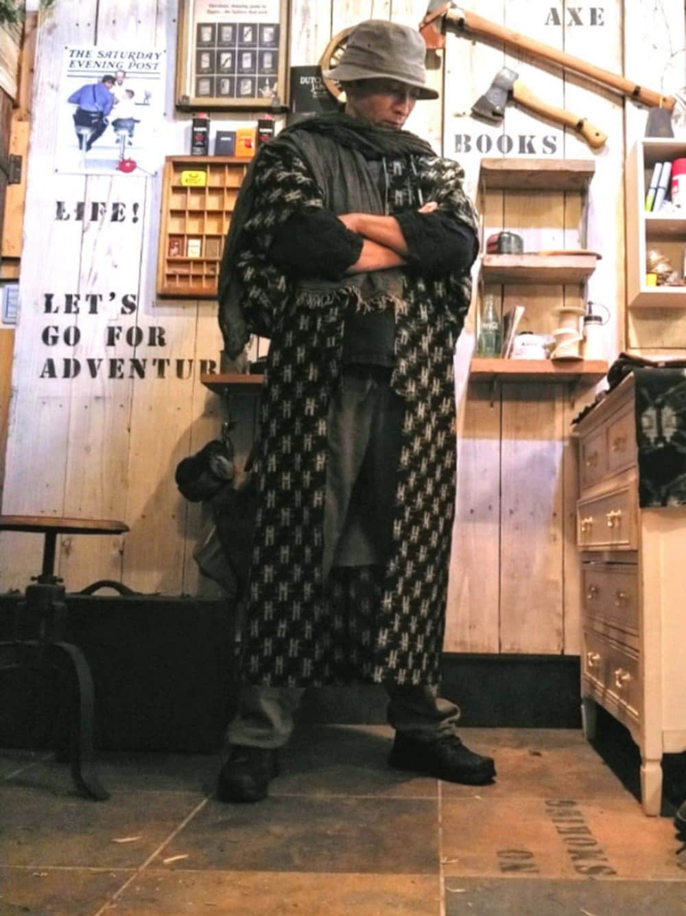 ブルー系のその他アウター、グリーン系のその他パンツ、ブラック系のスニーカーを着用したメンズの冬コーディネートの1枚目の写真