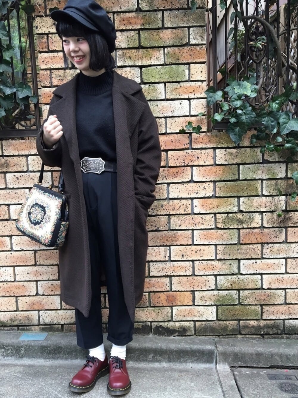 「Dr.Martens、3ホール、古着」｜「SENSE OF PLACE by URBAN RESEARCHのウールワークキャスケット（キャスケット、ブラック系）」を使った、Amyさん（レディース・158cm）の冬コーディネートの1枚目の写真