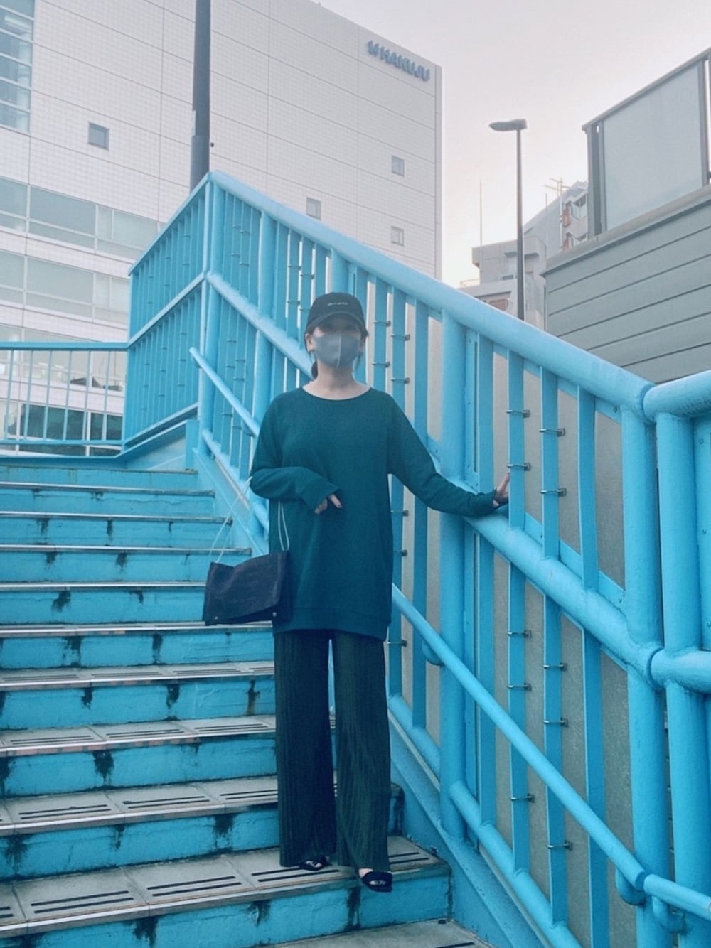 「骨格ストレート、キャップ女子、リラックスパンツ、大人カジュアル、アラフォー、CLANE、saaageboutique、beautiful people」｜「H&Mのアイテム（スウェット、グリーン系）」を使った、ノロ子さん（レディース・164cm）の秋コーディネートの1枚目の写真