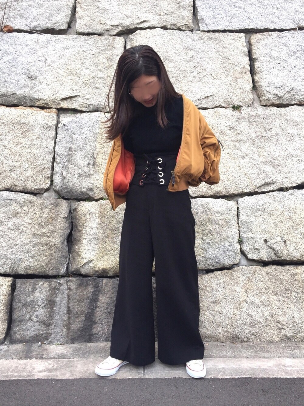 「SLY、オーバーサイズ、おしゃれさんと繋がりたい、MA-1、ワイドパンツ、オールブラック、ブラックコーデ、ザラジョ」｜「SLYのアイテム（MA-1、ゴールド系）」を使った、*at*さん（レディース・156cm）の冬コーディネートの1枚目の写真