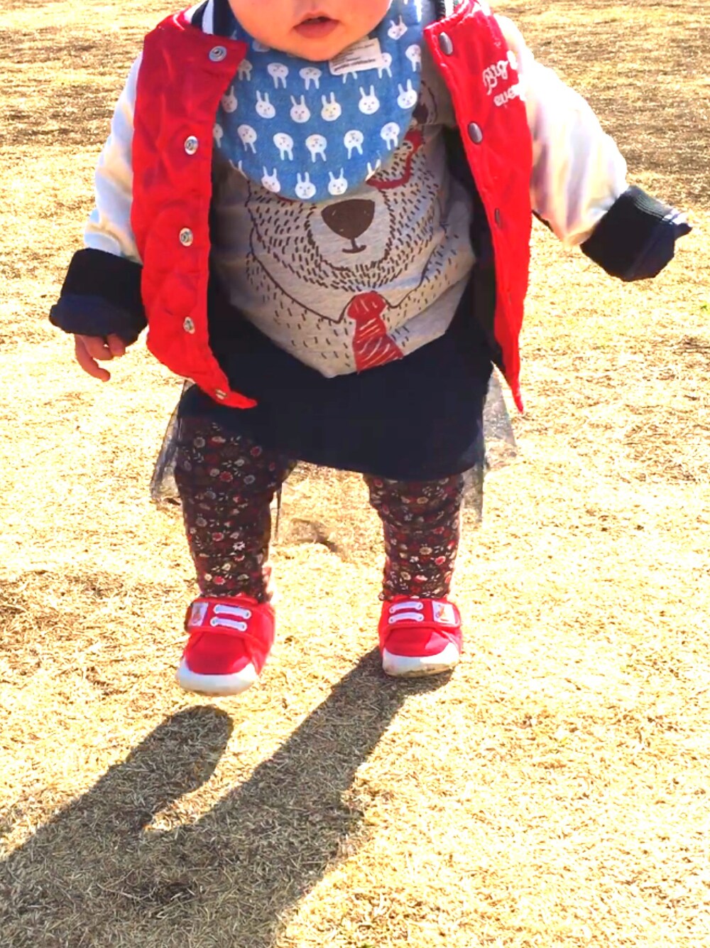 「ブルゾン、赤コーデ、1歳半、女の子、公園」｜「Carter'sのアイテム（Tシャツ/カットソー、グレー系）」を使った、ops さん（レディース・155cm）の春コーディネートの1枚目の写真