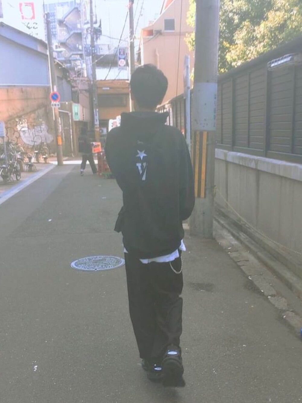 「スニーカー、黒コーデ」｜「BLACK SCALEのアイテム（パーカー、ブラック系）」を使った、かねたわさん（メンズ・184cm）の秋コーディネートの1枚目の写真