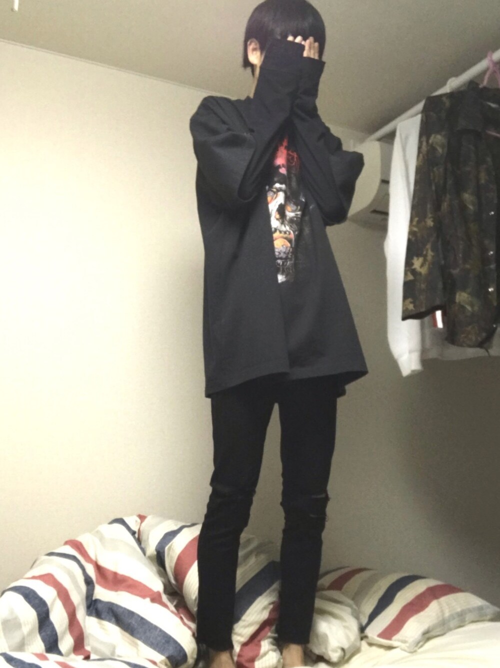 「VETEMENTSのアイテム（Tシャツ/カットソー、ブラック系）」を使った、かねたわさん（メンズ・184cm）の春コーディネートの1枚目の写真