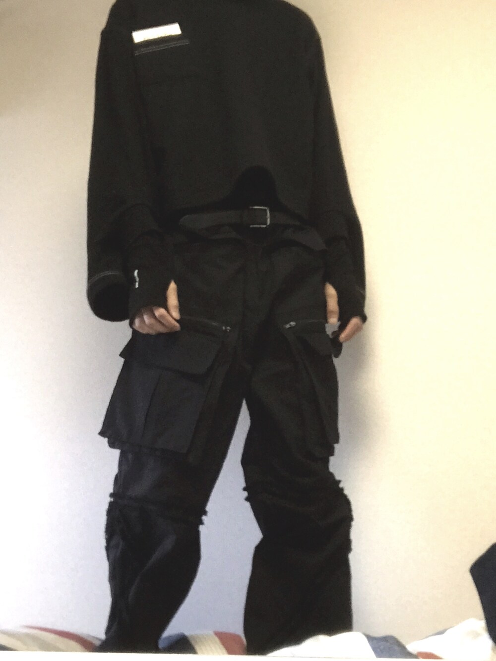 「韓国ファッション」｜「S O Cのアイテム（カーゴパンツ、ブラック系）」を使った、かねたわさん（メンズ・184cm）の春コーディネートの1枚目の写真