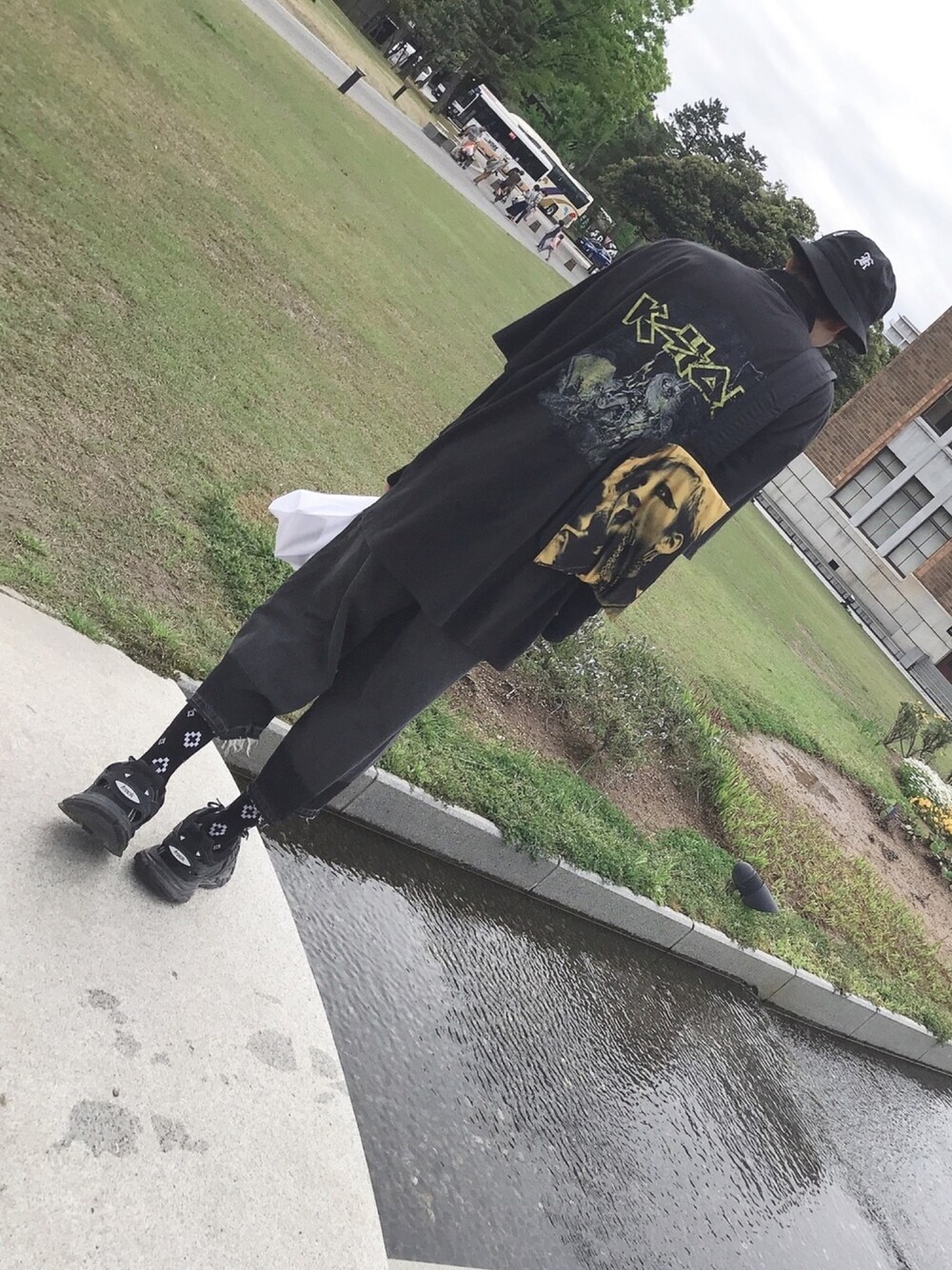 「VETEMENTSのアイテム（Tシャツ/カットソー、ブラック系）」を使った、かねたわさん（メンズ・184cm）の春コーディネートの1枚目の写真