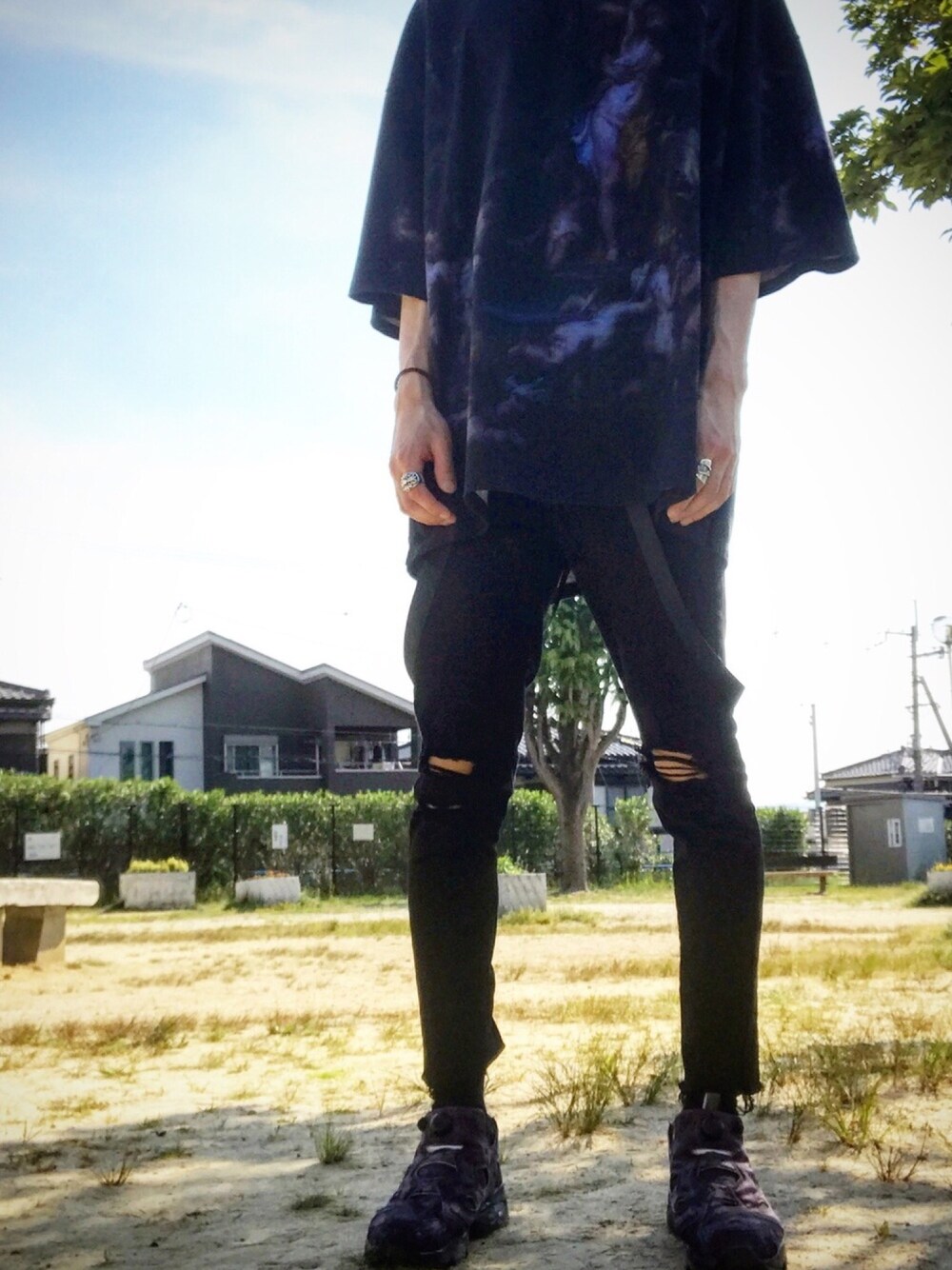 「LAD MUSICIANのアイテム（Tシャツ/カットソー、ブラック系）」を使った、かねたわさん（メンズ・184cm）の春コーディネートの1枚目の写真