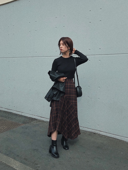 나 츠さんの「フリーハンドマーブルリングピアス（AVAN LILY）」を使ったコーディネート