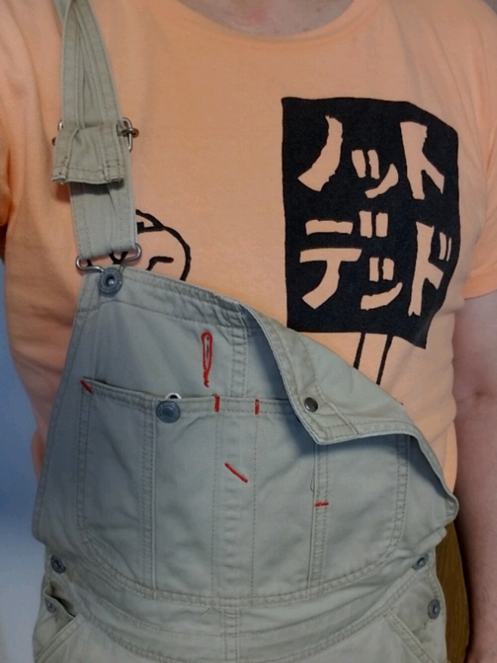 「UNIQLOのアイテム（サロペット/オーバーオール、ベージュ系）」を使った、しげのんさん（メンズ・182cm）の春コーディネートの1枚目の写真