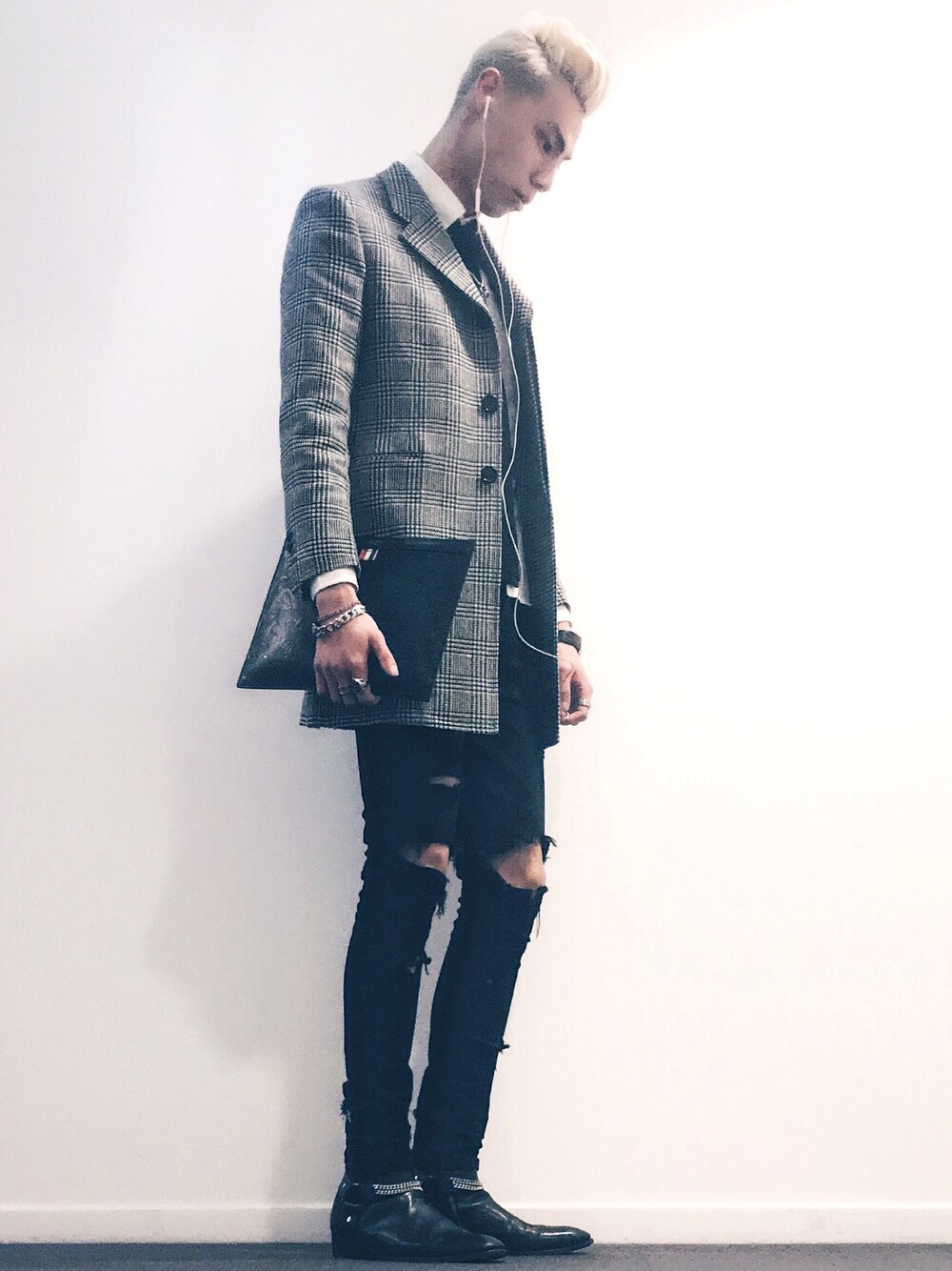 「シンプル、秋のコーデ、オトナカジュアル、きれいめカジュアル、ootd、カジュアルコーデ、オーバーサイズ、THOMBROWNE、Saint Laurent、street」｜「SAINT LAURENT PARISのアイテム（ブーツ、ブラック系）」を使った、Calvin Dallas Zhangさん（メンズ・188cm）の秋コーディネートの1枚目の写真