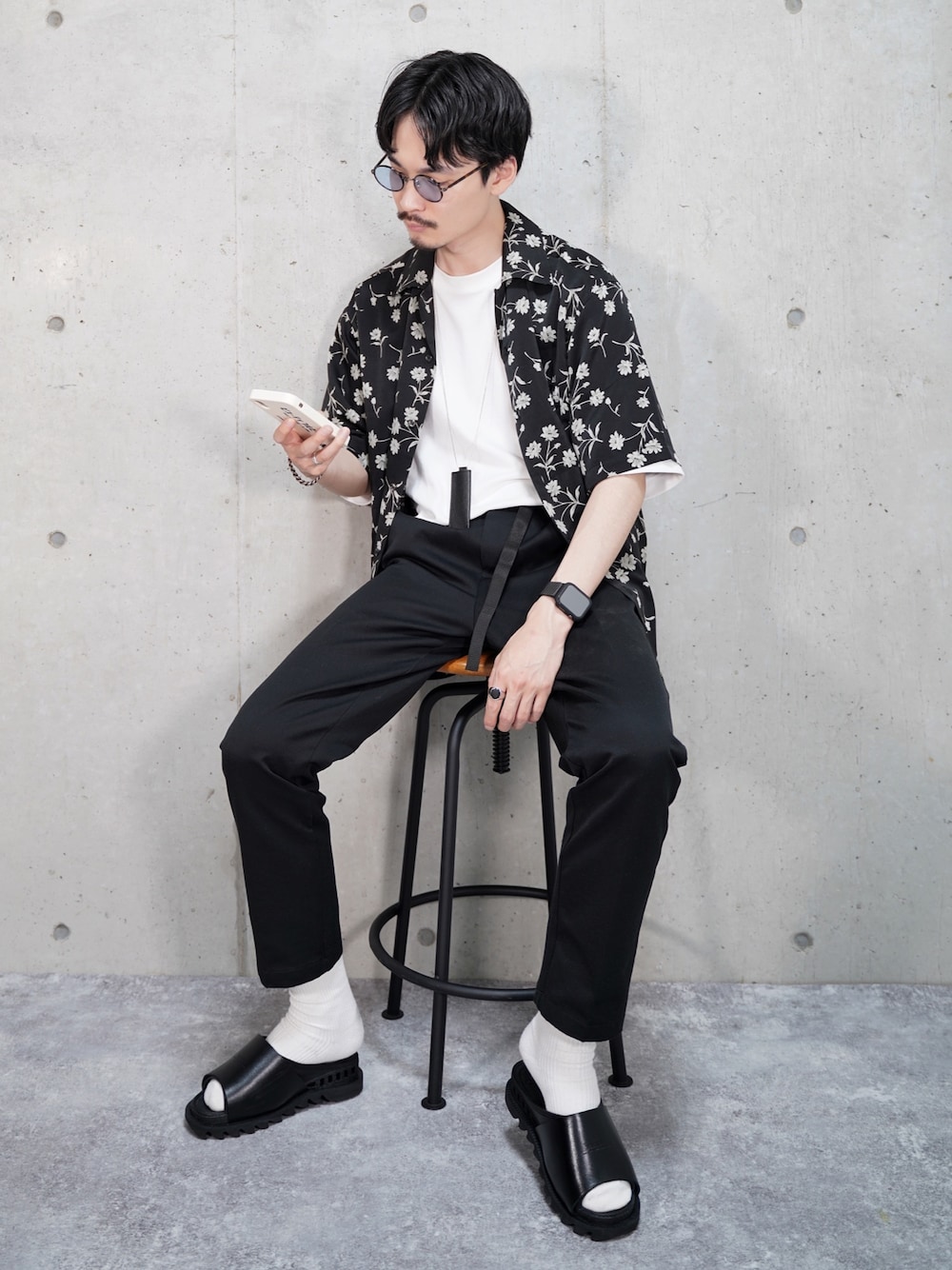 その他のシャツ/ブラウス、ホワイト系のTシャツ/カットソー、ブラック系のサンダルを着用したメンズの夏コーディネートの1枚目の写真