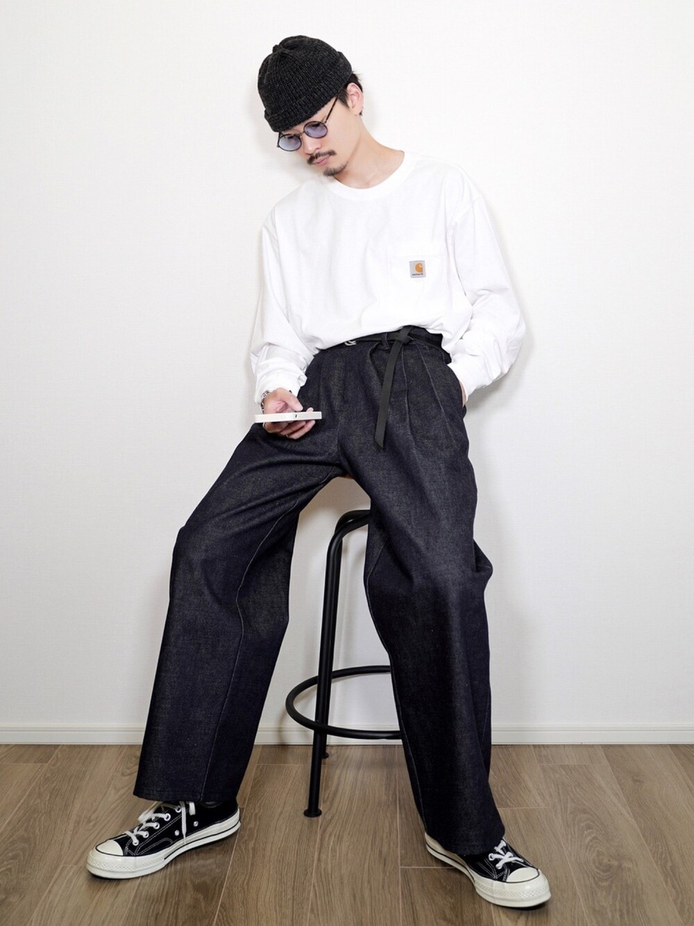 ブラック系のスニーカー、ホワイト系のTシャツ/カットソーを着用したメンズの秋コーディネートの1枚目の写真