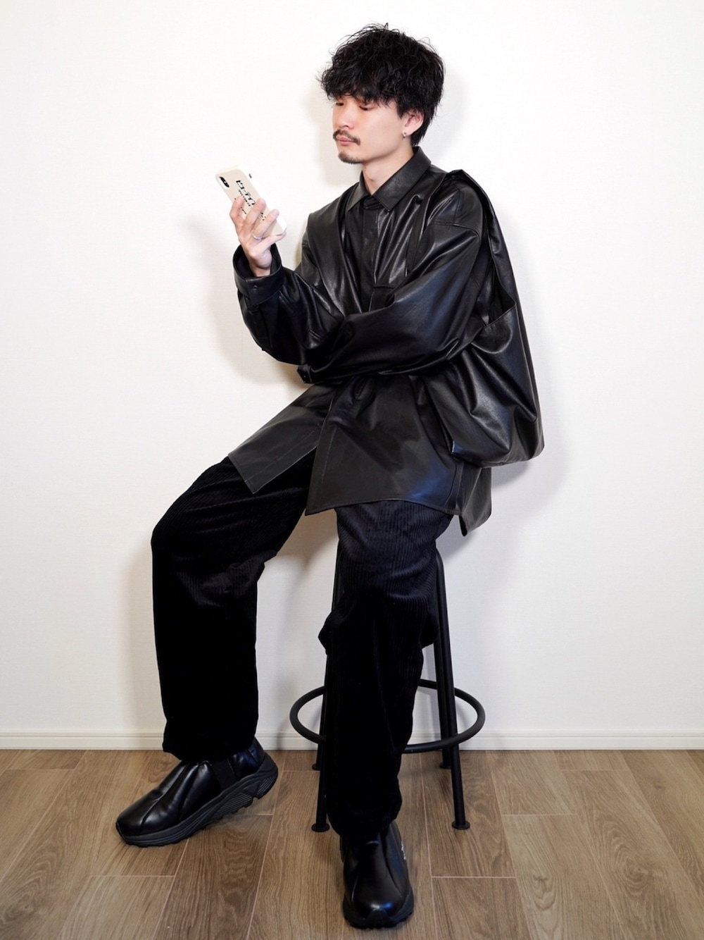 ブラック系のシャツ/ブラウス、ブラック系のトートバッグ、ブラック系のスニーカーを着用したメンズの冬コーディネートの1枚目の写真