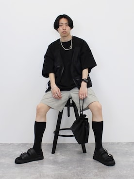 「黒Tシャツ」｜「アイテム（ベスト、ブラック系）」を使った、Leoさん（メンズ・165cm）の春コーディネート