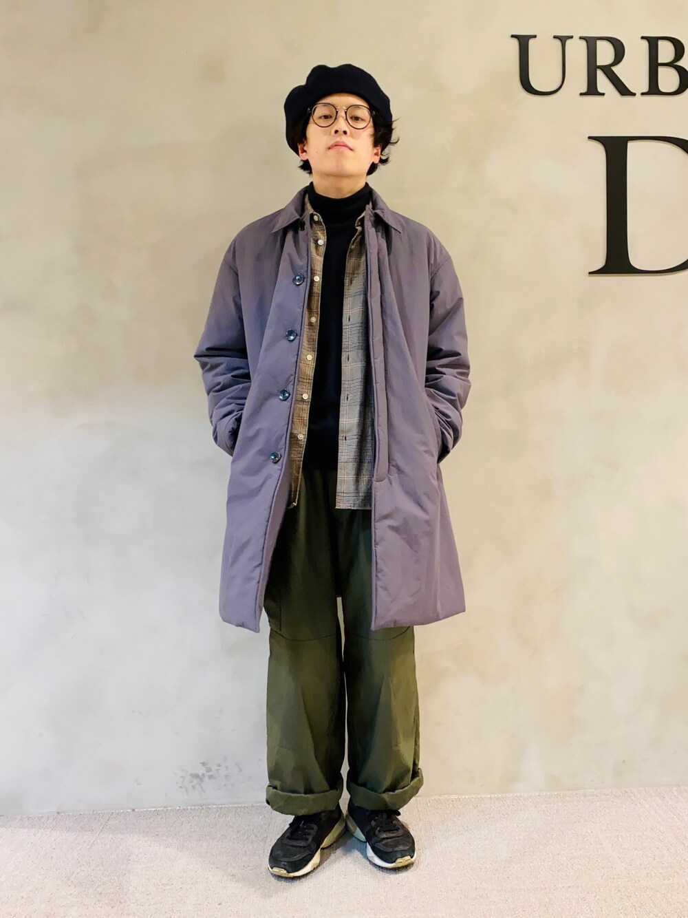 「スニーカーコーデ、おしゃれさんと繋がりたい、冬、古着MIX、タートルネック、くすみカラー、軍パン、チェックシャツ」｜「URBAN RESEARCH DOORSのアイテム（ステンカラーコート、パープル系）」を使った、としのやまさん（メンズ・172cm）の冬コーディネートの1枚目の写真