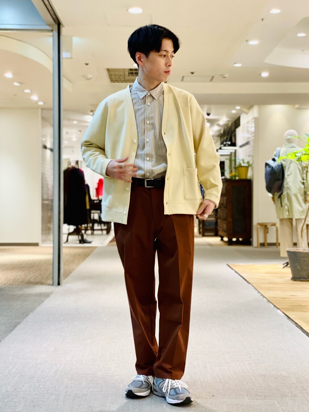 「イエロー、大人カジュアル、シャツスタイル、きれいめカジュアル、レイヤードスタイル、春コーデ、春カラー、ストライプシャツ、URBAN RESEARCH DOORS、タックイン」｜「URBAN RESEARCH DOORSのアイテム（カーディガン/ボレロ、イエロー系）」を使った、としのやまさん（メンズ・172cm）の冬コーディネートの1枚目の写真