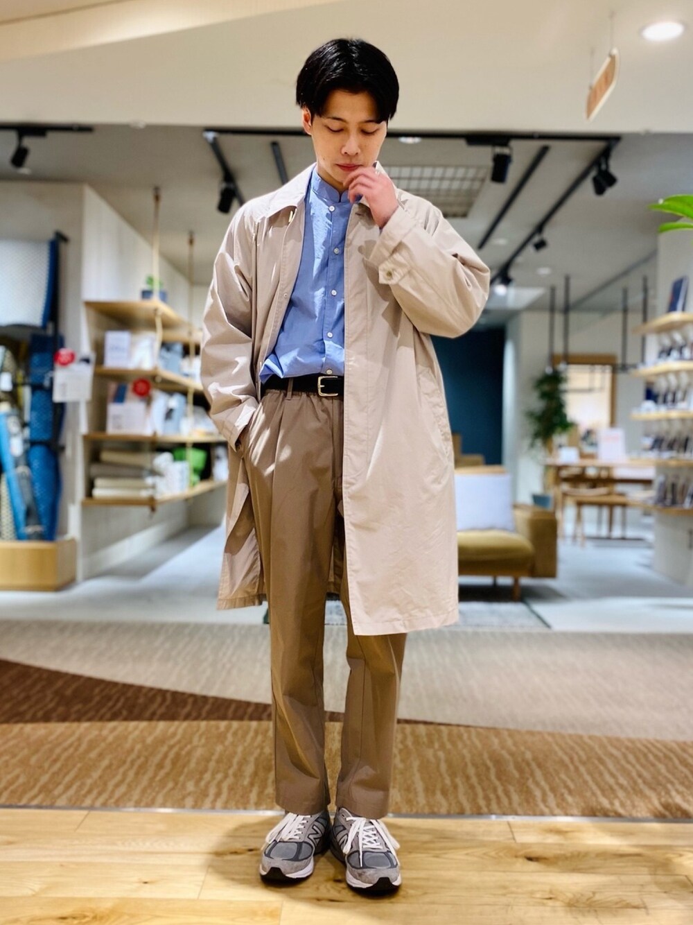 「ブルー、ブルーシャツ、シャツスタイル、タックイン、白アウター、春コート、大人カジュアル、ホワイト、FORK&SPOON、URBAN RESEARCH DOORS」｜「URBAN RESEARCH DOORSのアイテム（ジャケット/アウター、ホワイト系）」を使った、としのやまさん（メンズ・172cm）の春コーディネートの1枚目の写真