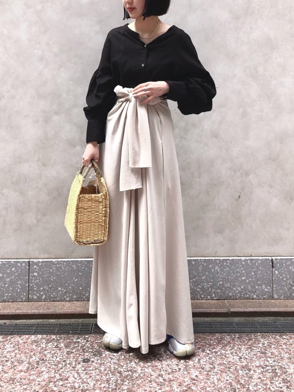 「今日のコーデ、休日スタイル、夏コーデ、ootd、ベージュ、キレイめ、ワンピース、ワンピース×スニーカー、シャツ、シャツスタイル」｜「Omekashiのリネン混2WAYブラウス（シャツ/ブラウス、ブラック系）」を使った、yuka tsudaさん（メンズ・160cm）の春コーディネートの1枚目の写真