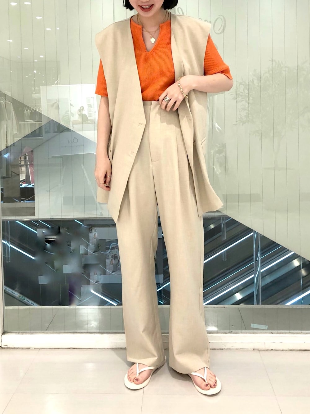 「シンプルコーデ、オトナカジュアル、カジュアルコーデ、キレイめ、夏コーデ、ootd、シャツ/ブラウス、韓国ファッション、ジレ、ベスト」｜「Omekashiのスキッパーリブニットプルオーバー（ニット/セーター、オレンジ系）」を使った、yuka tsudaさん（メンズ・160cm）の春コーディネートの1枚目の写真