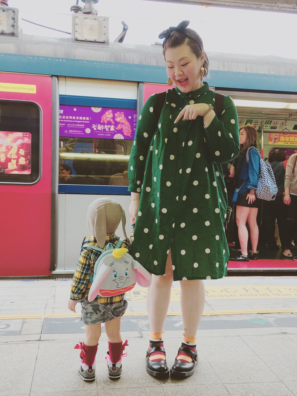 「oldschool、hkgirl、momndaughter、母女、kids」｜「VINTAGEのアイテム（シャツワンピース、グリーン系）」を使った、Mantha1125andreyさん（レディース・166cm）の冬コーディネートの1枚目の写真