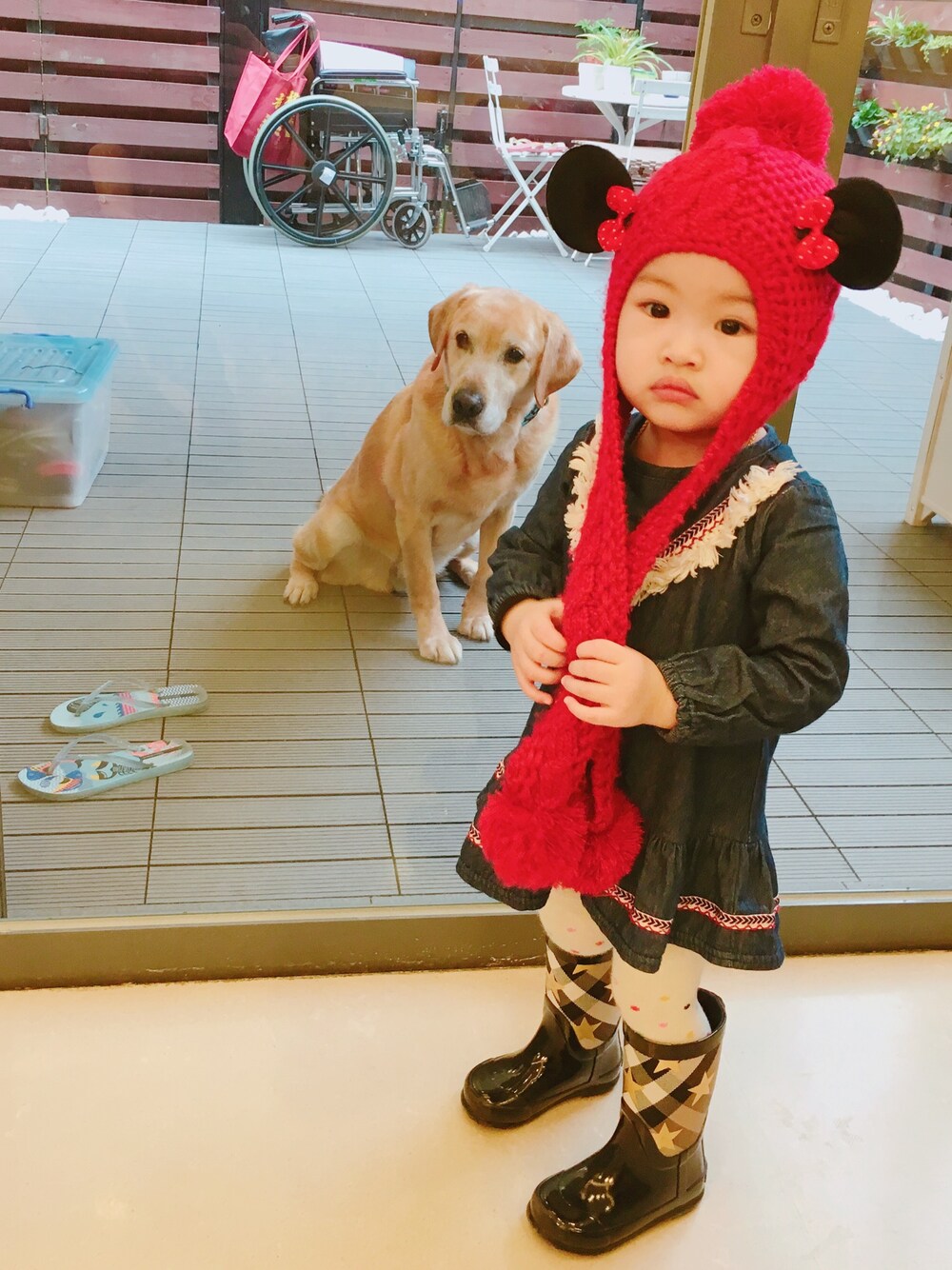 「babygirl 、Cute、dog」｜「BURBERRYのアイテム（レインシューズ、ブラック系）」を使った、Mantha1125andreyさん（キッズ・80cm）の冬コーディネートの1枚目の写真