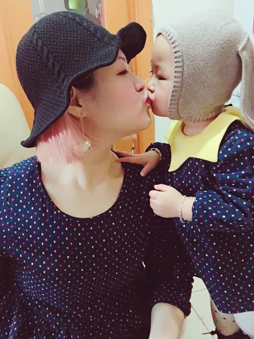 「kiss、母女裝、momndaughter」｜「UNKNOWN.のアイテム（ワンピース、ブルー系）」を使った、Mantha1125andreyさん（レディース・166cm）の冬コーディネートの1枚目の写真
