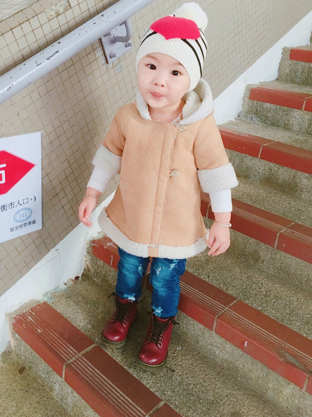 「babygirl 、cool」｜「babyGAPのアイテム（ピーコート、ベージュ系）」を使った、Mantha1125andreyさん（キッズ・80cm）の冬コーディネートの1枚目の写真