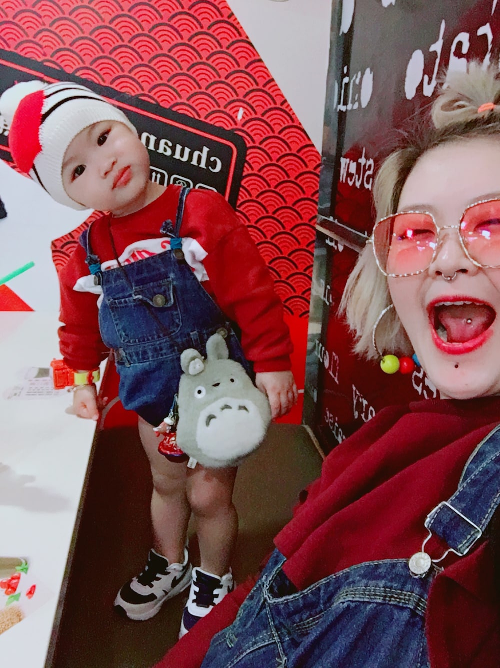 「momndaughter、母女裝、matchingoutfits」｜「宮崎駿のアイテム（ハンドバッグ、グレー系）」を使った、Mantha1125andreyさん（レディース・166cm）の冬コーディネートの1枚目の写真