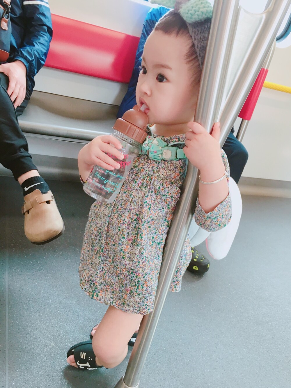 「Mini Melissaのアイテム（サンダル、ブラック系）」を使った、Mantha1125andreyさん（キッズ・80cm）の春コーディネートの1枚目の写真