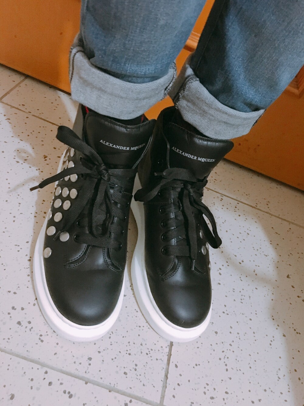 「man、Alexander McQueen」｜「Alexander McQueenのアイテム（スニーカー、ブラック系）」を使った、Mantha1125andreyさん（レディース・166cm）の春コーディネートの1枚目の写真