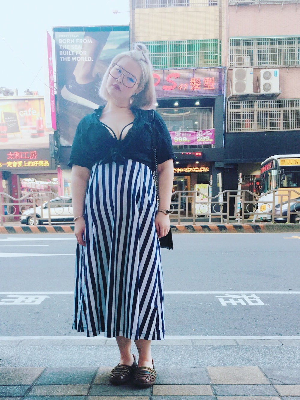 「H&Mのアイテム（シャツ/ブラウス、ブラック系）」を使った、Mantha1125andreyさん（レディース・166cm）の春コーディネートの1枚目の写真